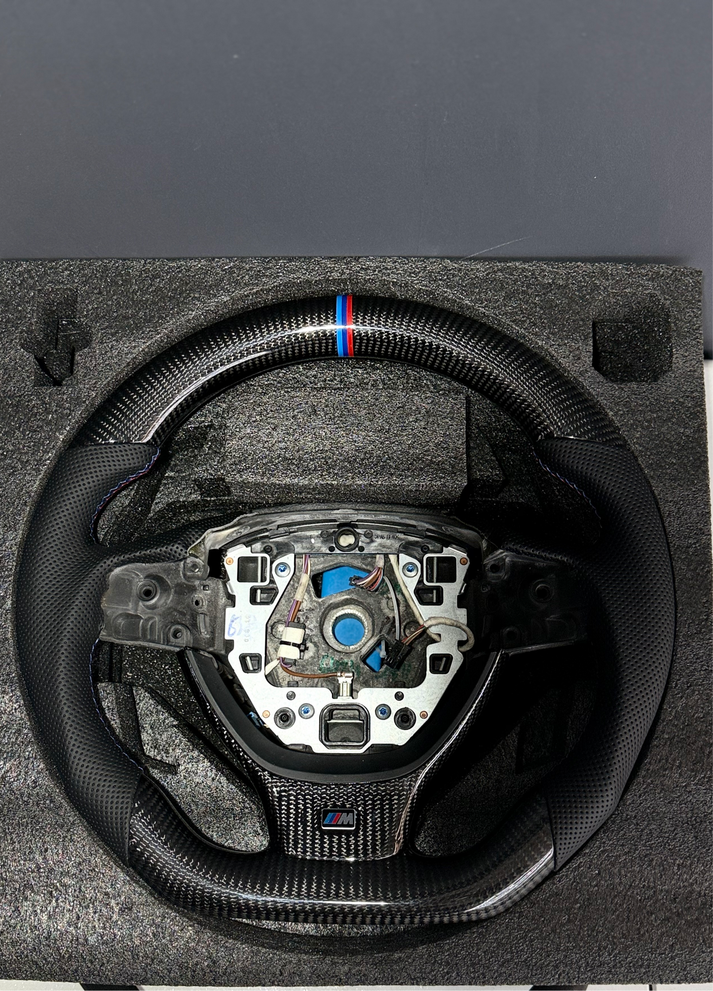 Volante BMW in carbonio (senza cover airbag)