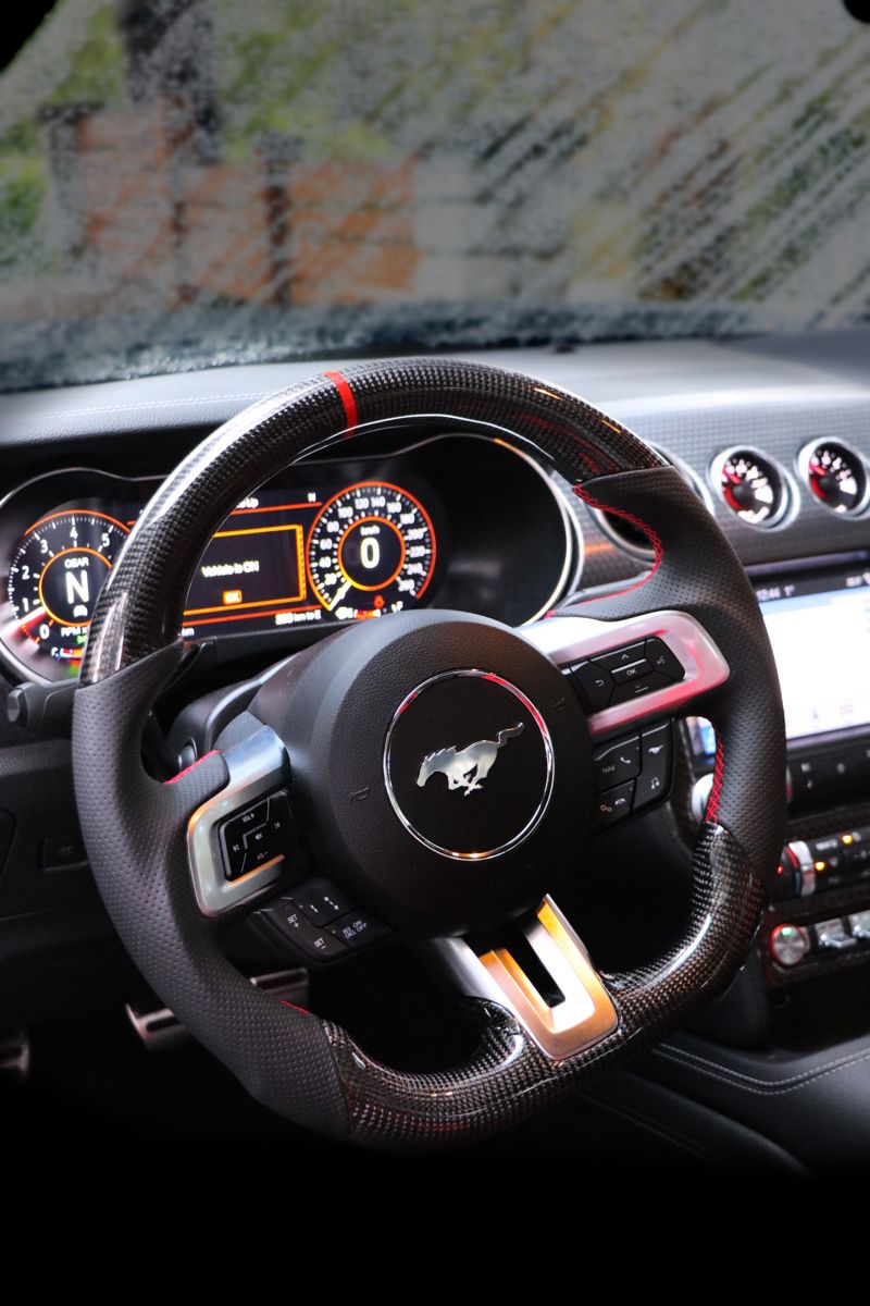 Volante per ford mustang in fibra di carbonio  2015- 2023(senza cover airbag)