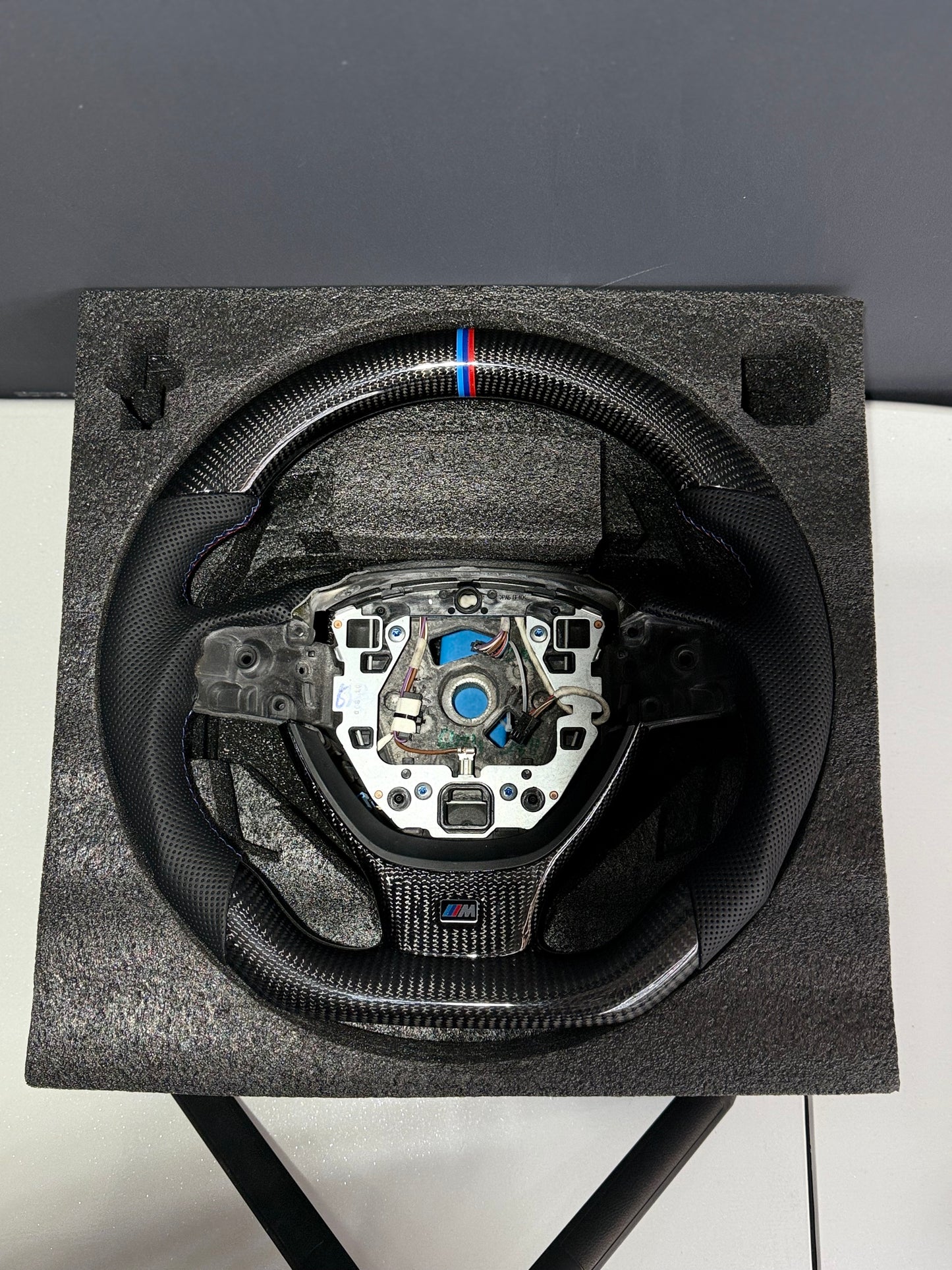 Volante BMW in carbonio (senza cover airbag)