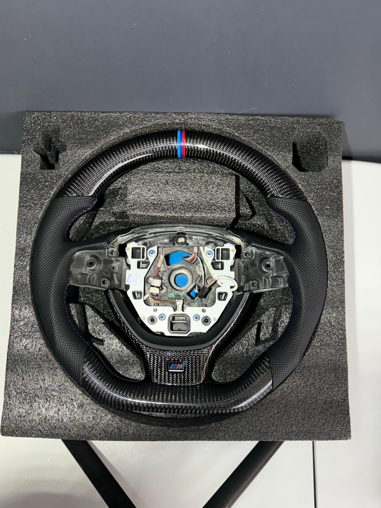 Volante BMW in carbonio (senza cover airbag)