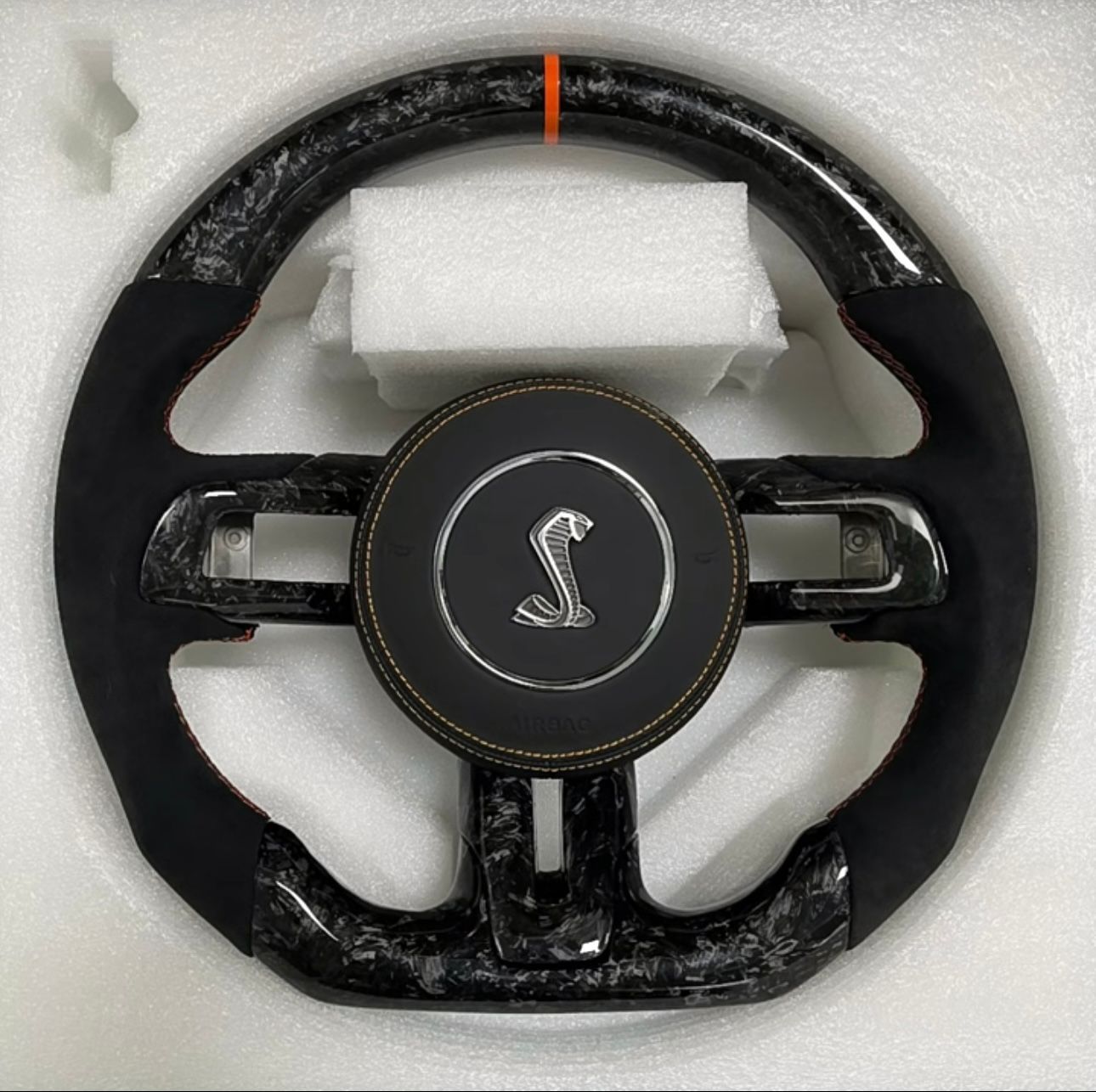 Volante per ford mustang in fibra di carbonio  2015- 2023(senza cover airbag)