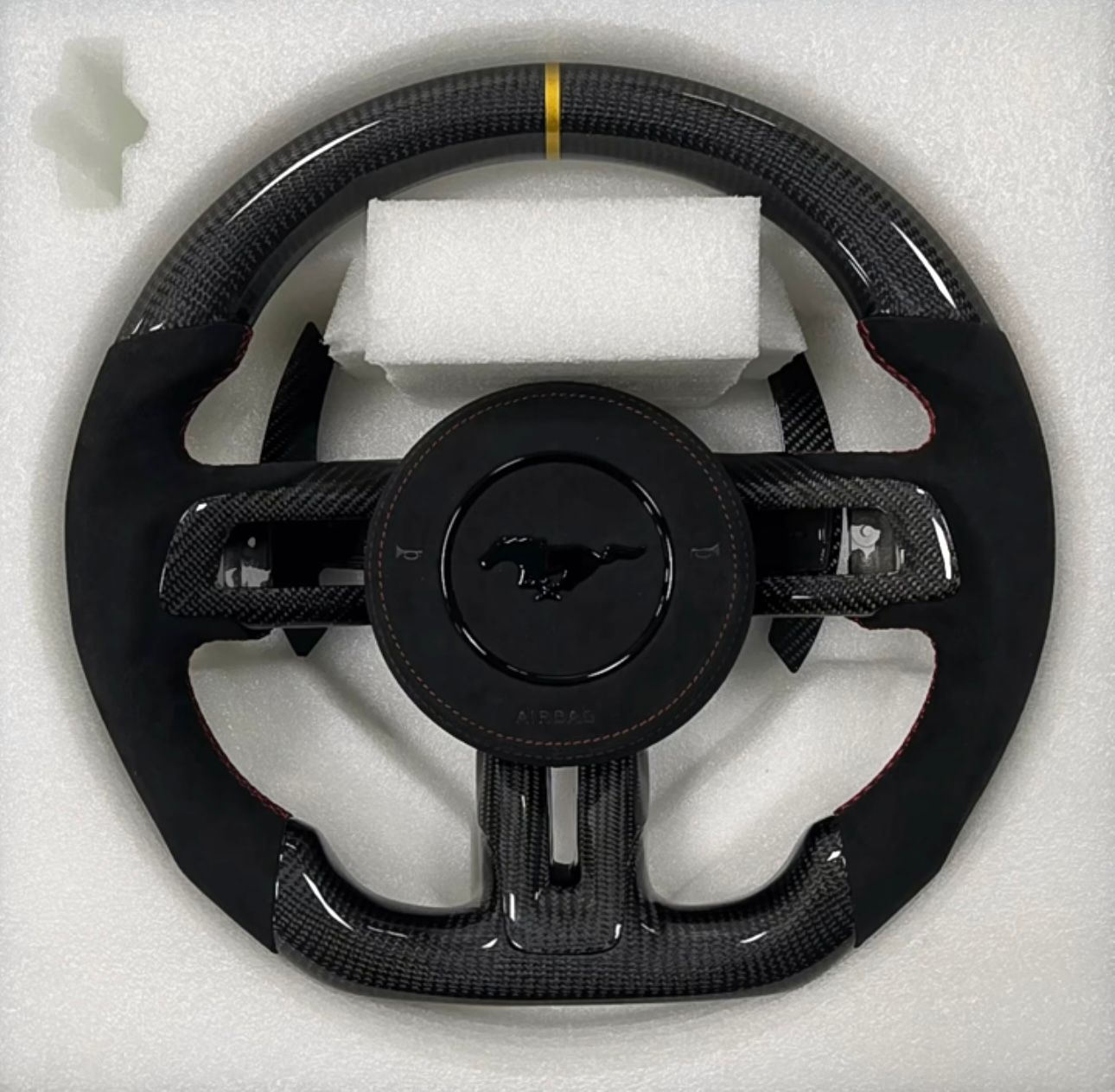 Volante per ford mustang in fibra di carbonio  2015- 2023(senza cover airbag)