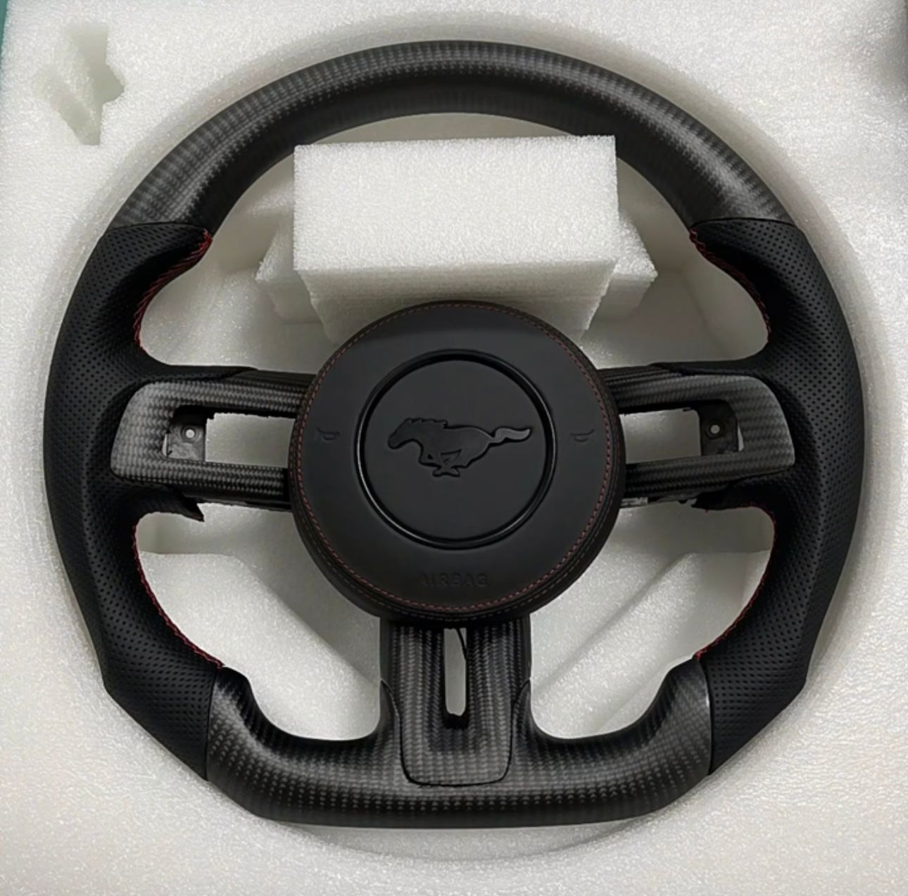 Volante per ford mustang in fibra di carbonio  2015- 2023(senza cover airbag)