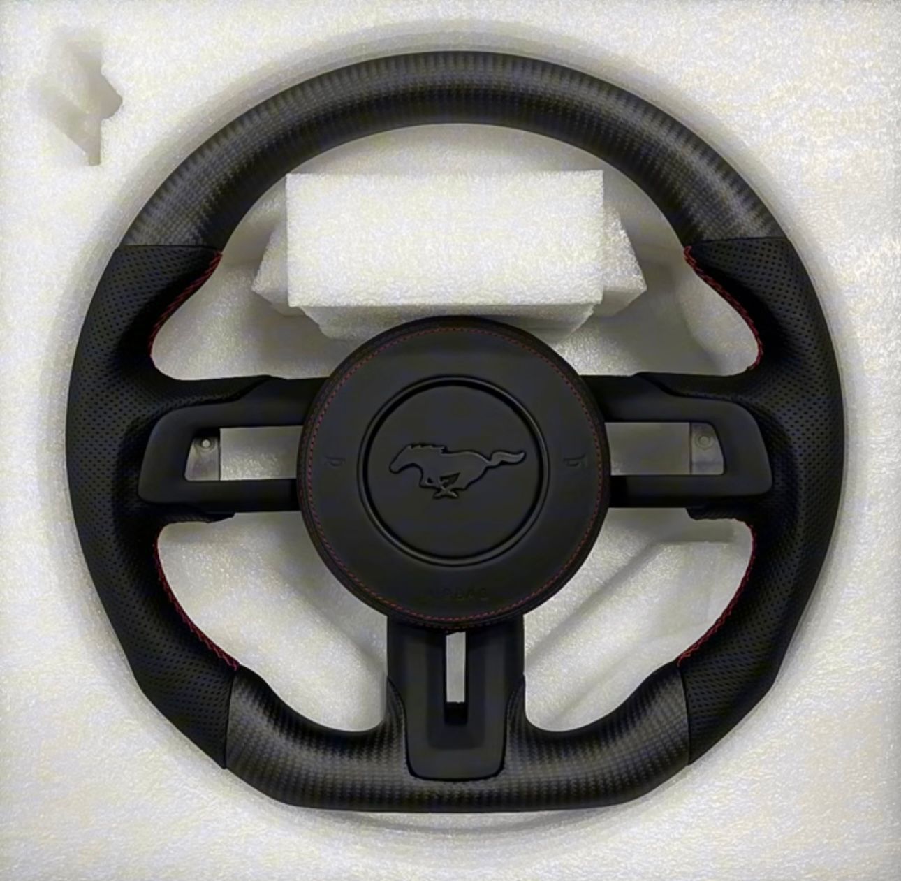 Volante per ford mustang in fibra di carbonio  2015- 2023(senza cover airbag)