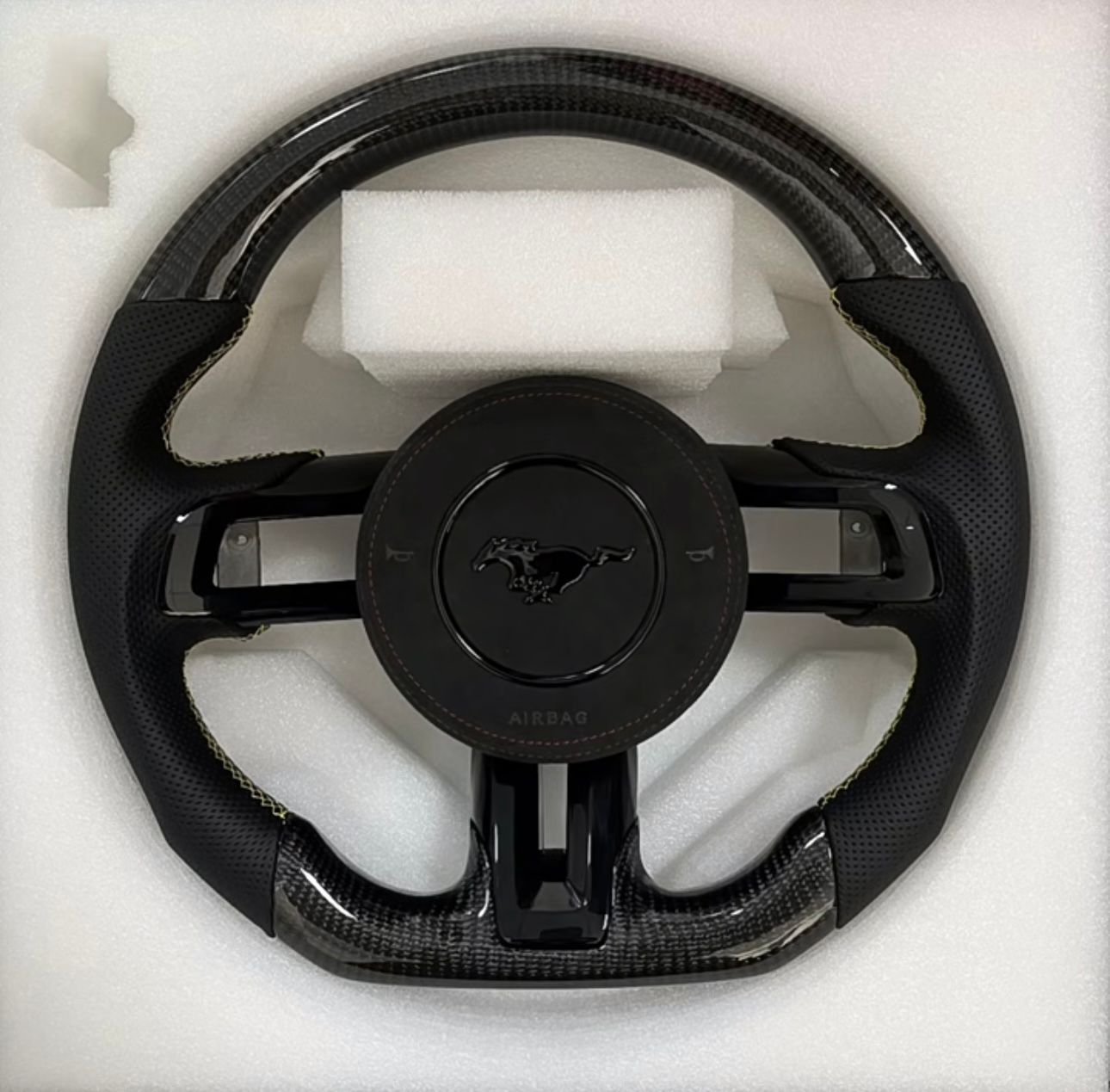 Volante per ford mustang in fibra di carbonio  2015- 2023(senza cover airbag)