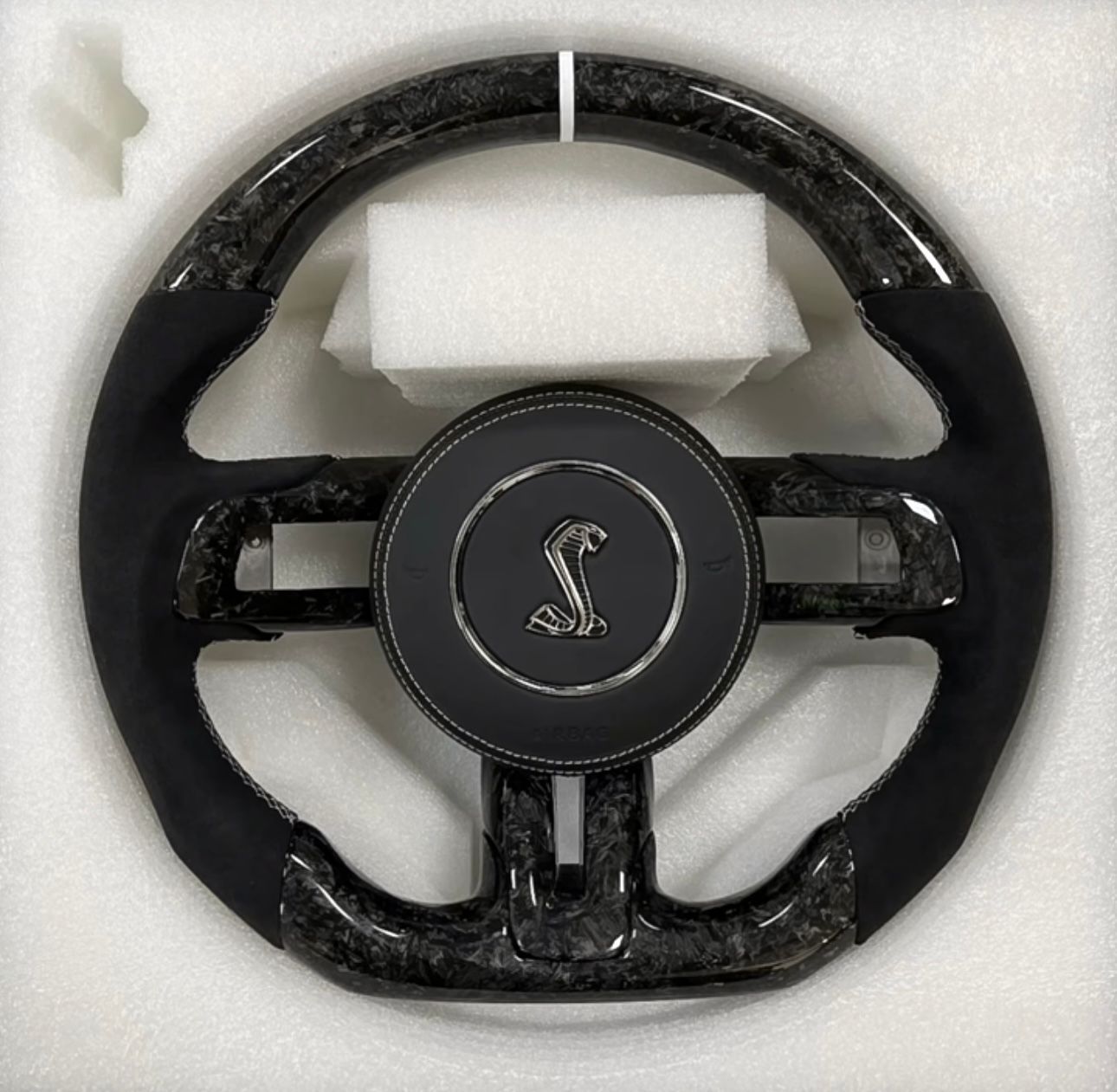 Volante per ford mustang in fibra di carbonio  2015- 2023(senza cover airbag)