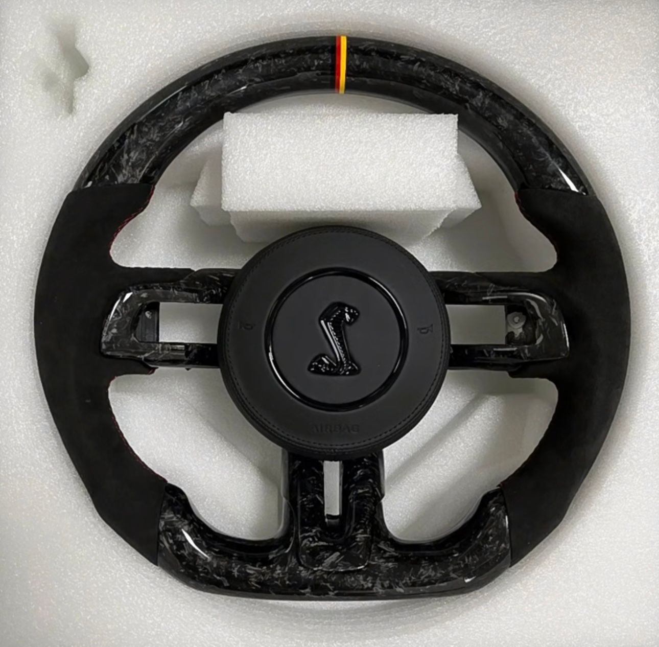 Volante per ford mustang in fibra di carbonio  2015- 2023(senza cover airbag)